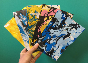 Atelier papier marbré, événement en lien avec la programmation de la Biennale du livre d'artiste de Rodez